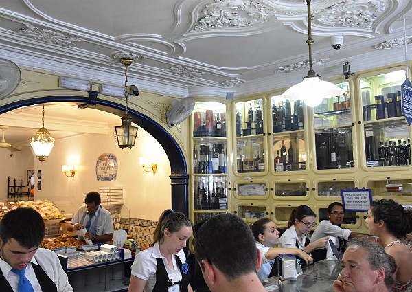 Toeristen kopen pastéis de Belém, Belém, Lissabon